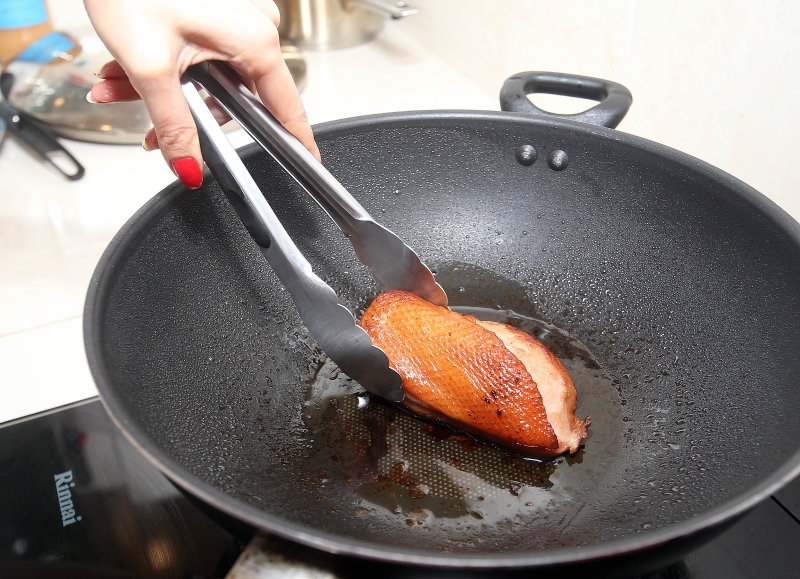 1.倒入油，待热锅后将烟鸭放入锅中，以小火煎至金黄色。待冷却后将烟鸭切成片。