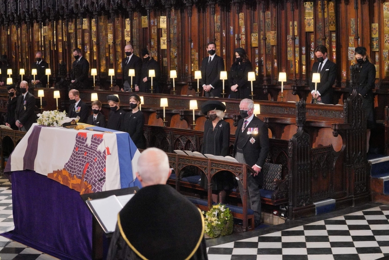 英国王室成员在葬礼上起立默哀，向菲腊亲王告别。（图：法新社）