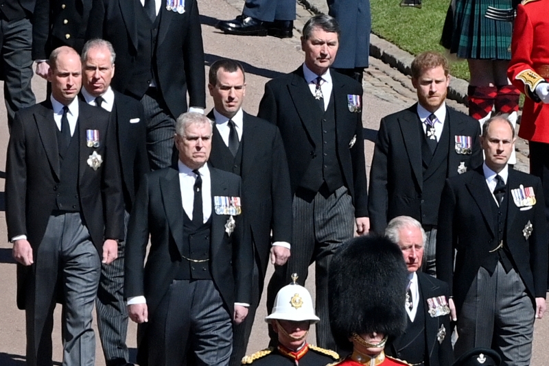 威廉王子（左）和哈里王子（右）和其他王室来到圣乔治圣堂，送别菲腊亲王。（图：美联社）