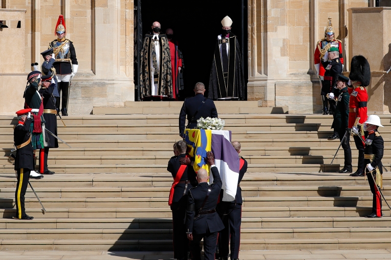抬棺人员将菲腊亲王的灵柩移入圣乔治教堂。（图：美联社）