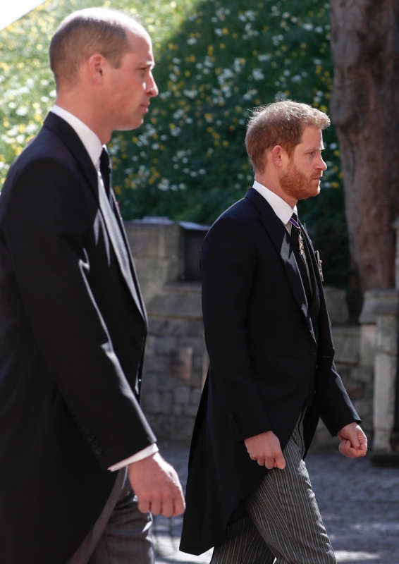 威廉王子（左）与威廉王子尾随灵柩进入教堂。（图：美联社）