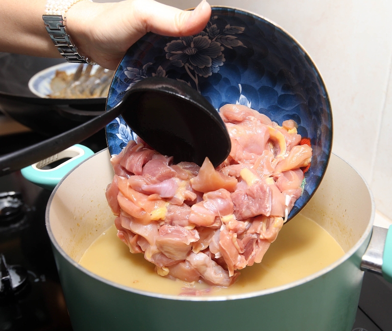 1.提前准备上汤并煮沸，把腐乳及黄色灯笼椒放入搅拌机打至细滑后倒入上汤，放入香茅及姜片一起熬煮约15分钟，最后加入鸡腿肉熬煮10分钟即可。