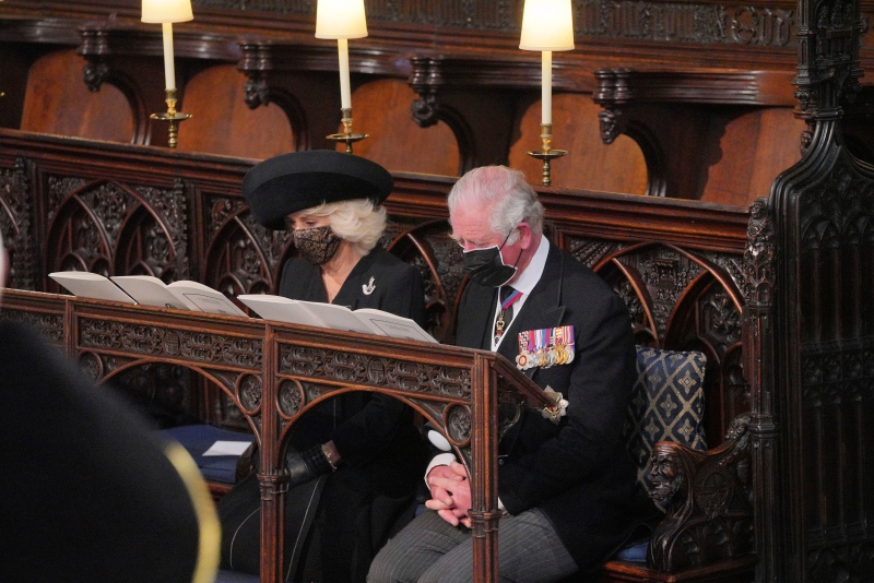 查尔斯王子与妻子卡米拉在圣乔治教堂内举行的葬礼上低头默哀。（图：美联社）