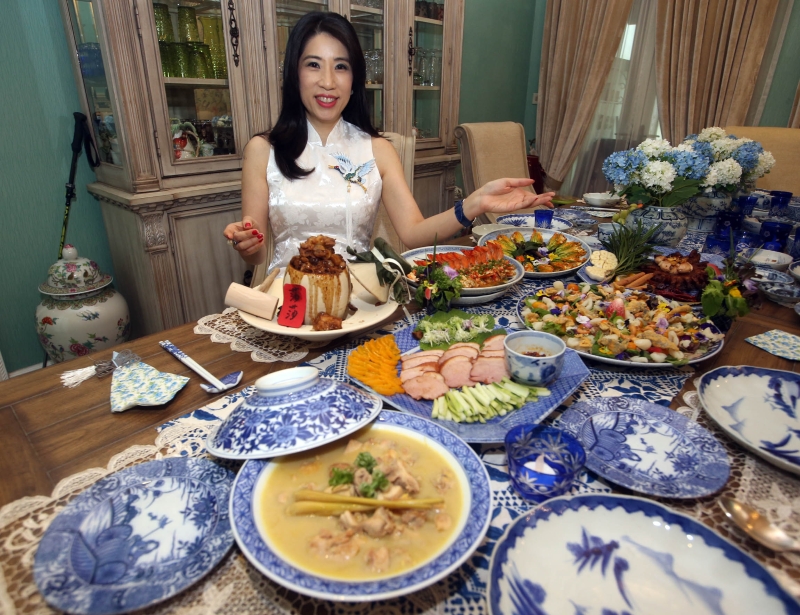 丘诗梅（Sha Sha）为家人准备餐点时，不仅会烹煮多道美食，同时也会精心摆设餐桌、餐具及摆盘，配搭她收藏的古董瓷器。

