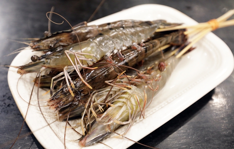 新鲜老虎虾上桌时依旧鲜活，煮熟后肉质鲜甜。  