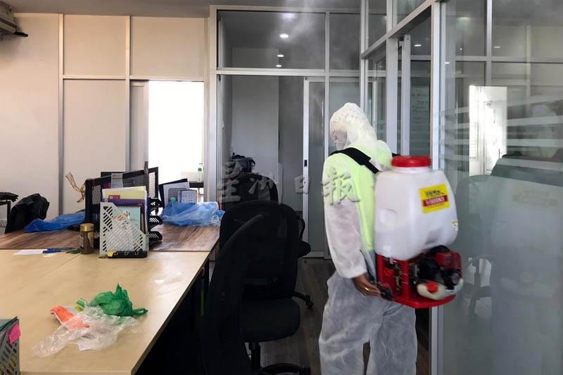 工作人员在槟州青年发展机构内彻底消毒。