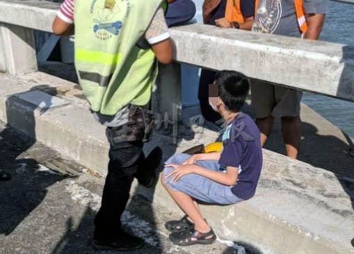 父亲跳海救母亲，12岁儿子在桥上向公众求助。