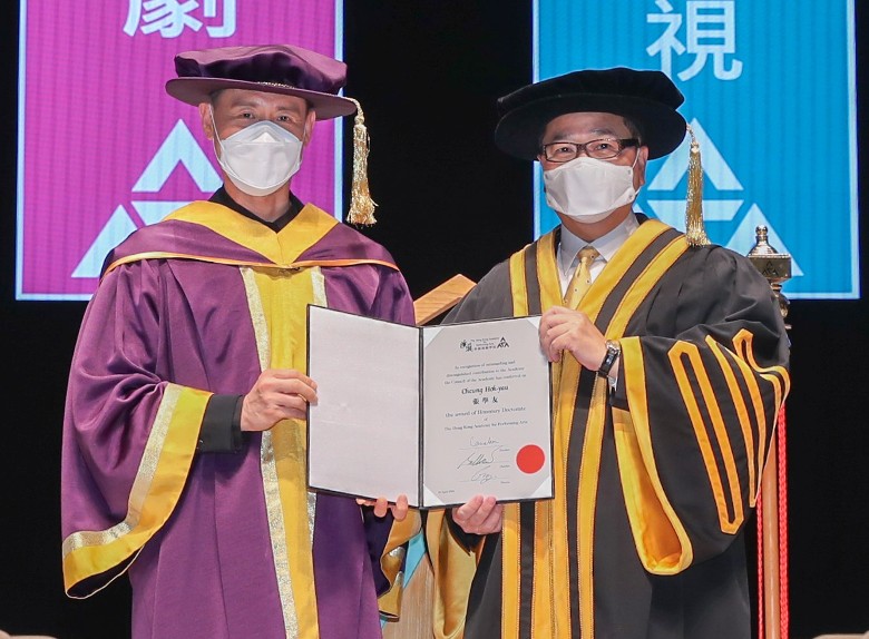 张学友获颁授香港演艺学院荣誉博士。