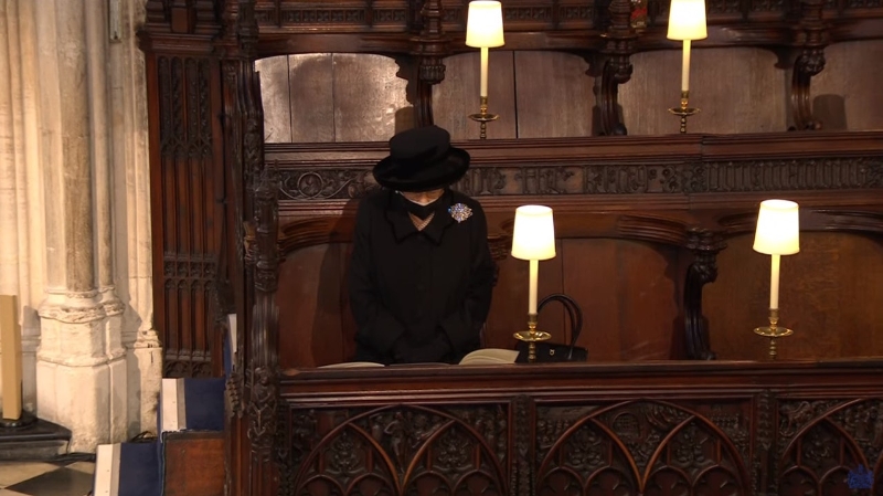 英女王戴口罩出席亡夫的葬礼仪式。（图取自互联网）