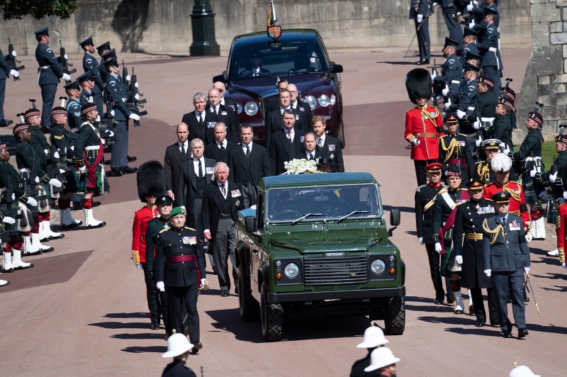 以查尔斯王子为首的英国王室成员护送灵柩进入温莎堡内厅。（图：美联社）