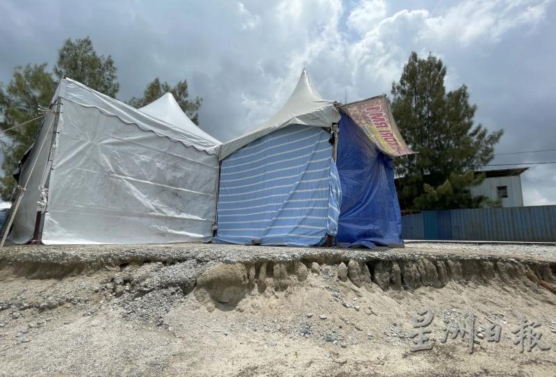 泥沙的流失造成柏油路底部逐渐中空，而市集帐篷就建在上面，令人担心其安全性。