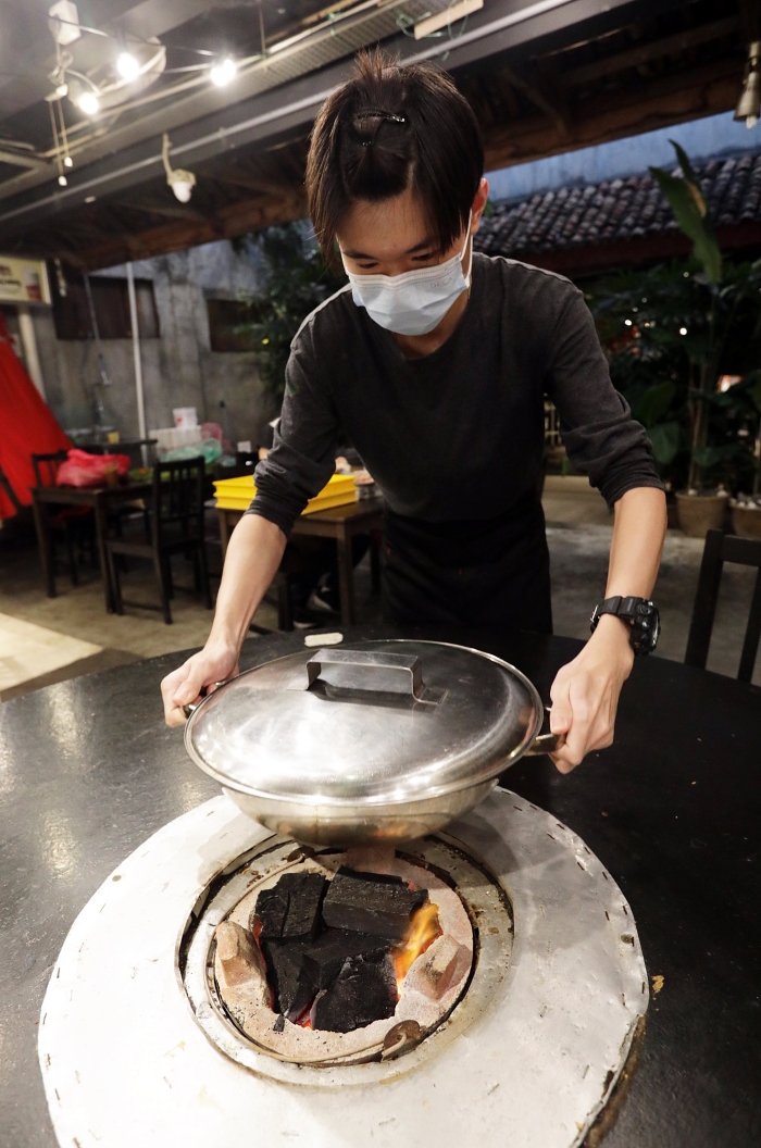 
龙门客栈火锅店逾10年坚持使用炭烤火炉，让汤越煮越美味。