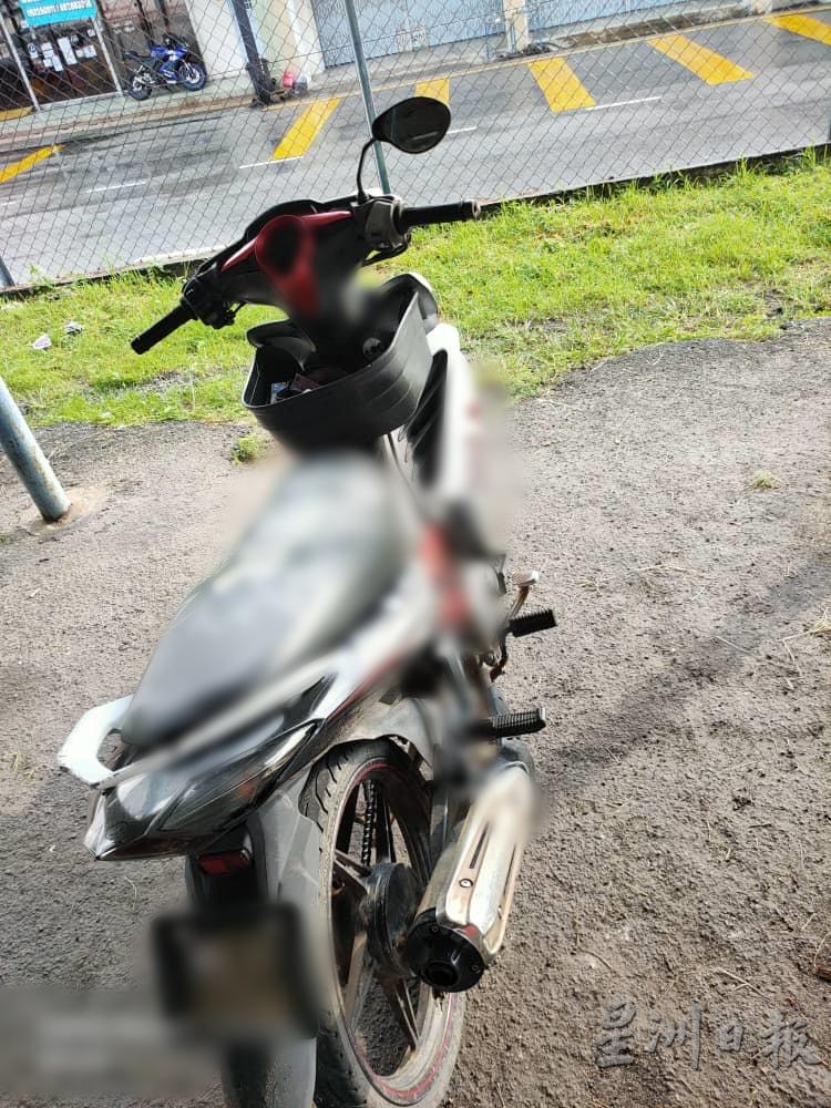 警方充公一辆相信是嫌犯骑乘的摩托车。