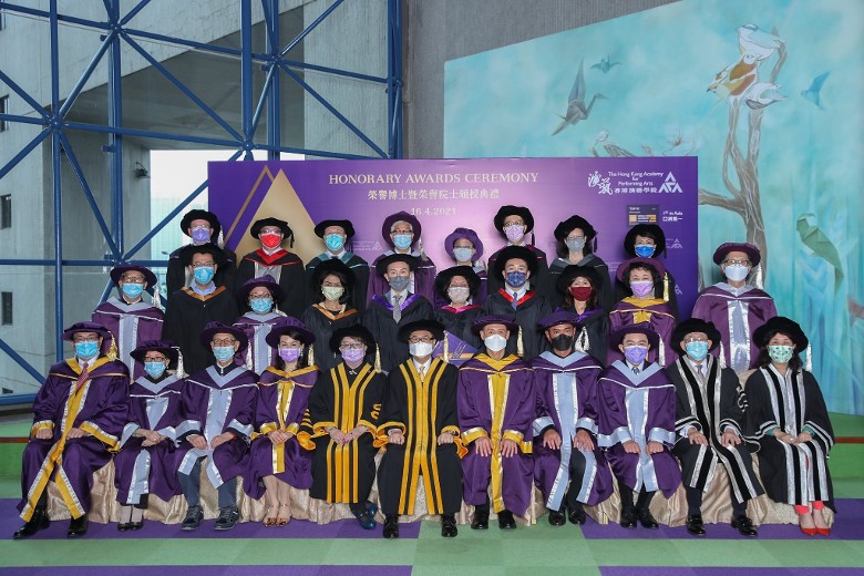 王祖蓝、古天乐及张学友(右三至右五）获演艺学院颁授荣誉博士及院士，其中张学友在大合照中更坐在正中间位置。