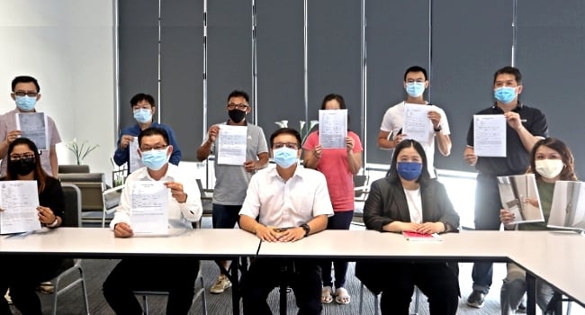 Setiawalk owners and tenants in a press conference to relate their ordeals. Second from left is Subang Jaya councilor Yap Kok Weng.