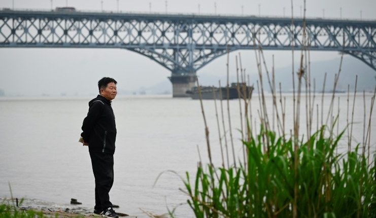 Chen Si has wandered the Nanjing Bridge every weekend for 18 years to talk to those thinking of taking their own lives. AFP