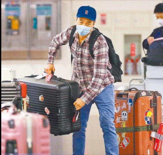 许志安昨抵达台湾桃园机场，自行搬领行李。