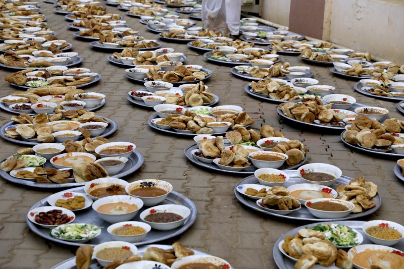 斋月期间，苏丹首都喀土穆一条街道摆满了开斋饭。