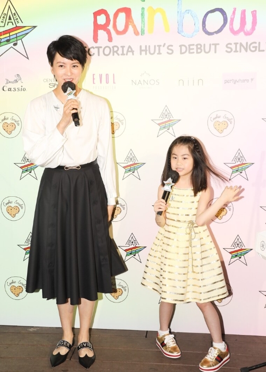 梁咏琪现身慈善活动和小朋友合唱。

