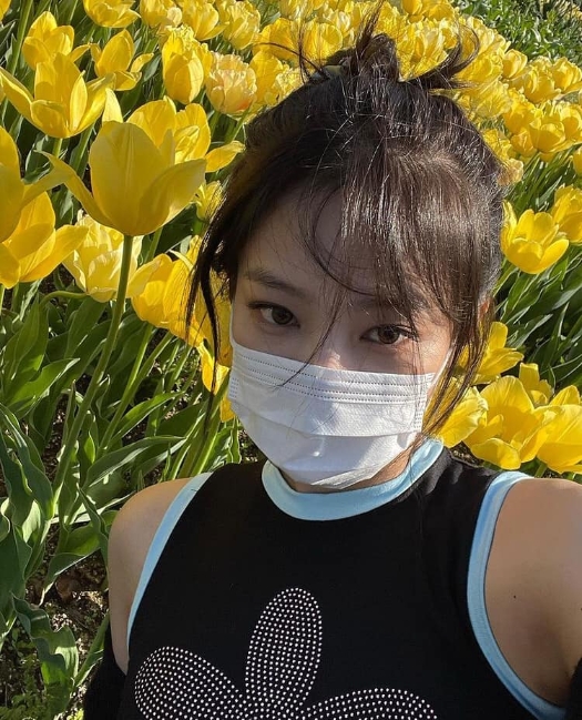 Jennie赏花期间有戴着口罩。
