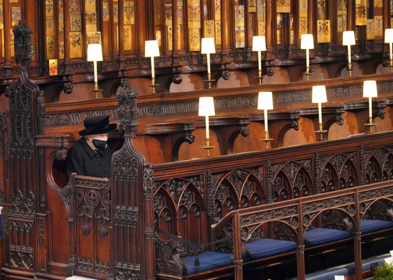 女王伊丽莎白二世独自坐在教堂一角，回忆亡夫的生前点滴。