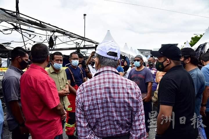 马哈迪接到消息后，赶到灾场了解实况。