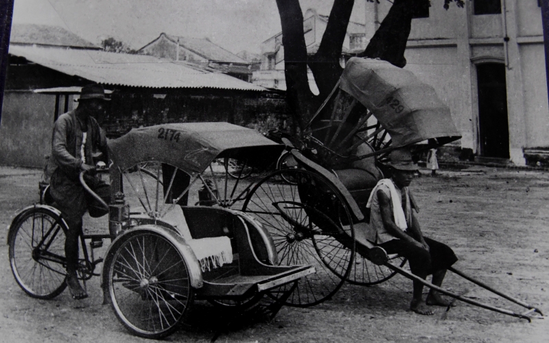 这张照片记载了槟城当年是以三轮车为公共交通。（图：马新社）

