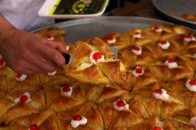 一名巴勒斯坦商贩在约旦河西岸城市纳布卢斯的一家市场制作传统糕点。