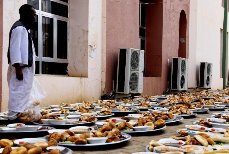 斋戒月期间，苏丹首都喀土穆一条街道摆满了开斋饭。