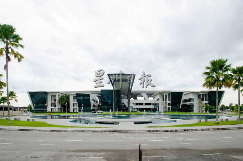 砂科大是砂拉越政府的大学，开放给所有国内外学子报读，2013年成立至今，为国家孕育不少精英人才，为国家人力市场添加许多生力军。