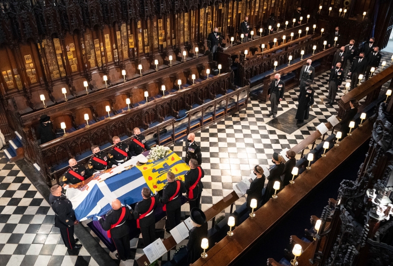 伊丽莎白女王与英国王室成员在葬礼上起立默哀，向菲腊亲王作最后告别。