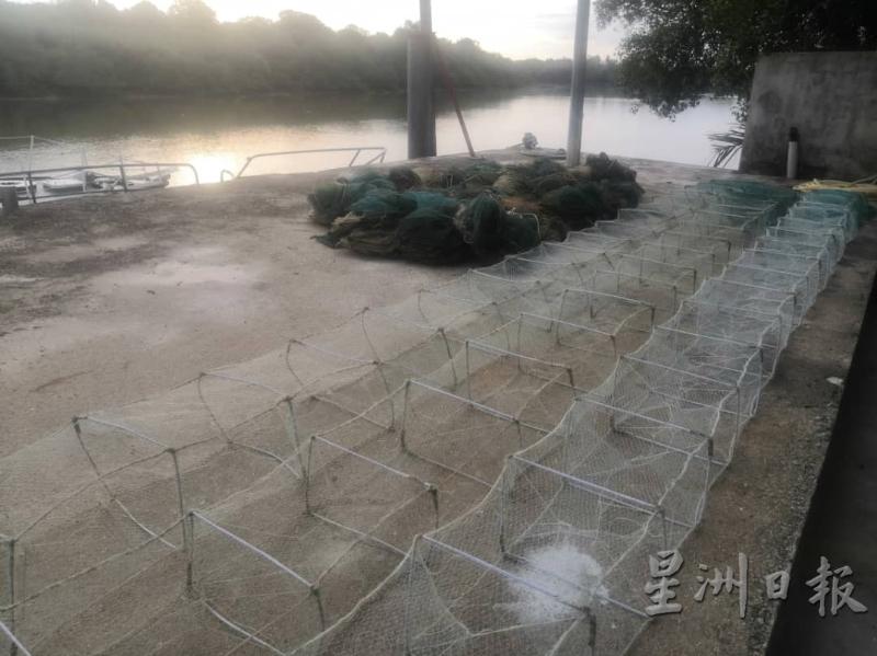 每个长约10公尺的筌笼将海里生物一网打尽，严重破坏海洋生态。