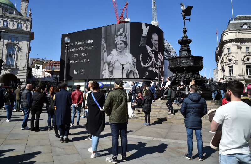 人民在伦敦的皮卡迪利广场上为英国亲王菲腊普默哀一分钟。