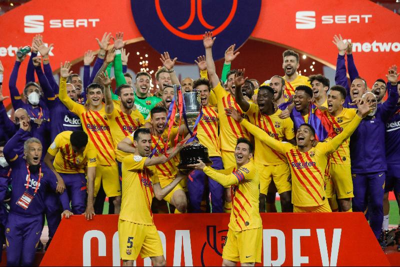 巴塞罗那在西班牙杯决赛，4比0大胜比尔巴鄂，夺得本赛季第一个冠军。（图：法新社）