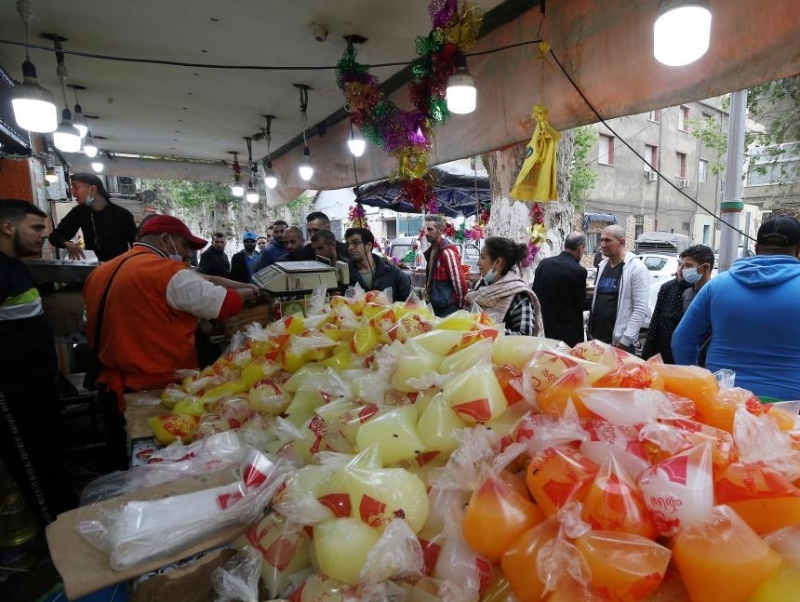 阿尔及利亚民众在首都阿尔及尔一家市场购买甜点和饮料。