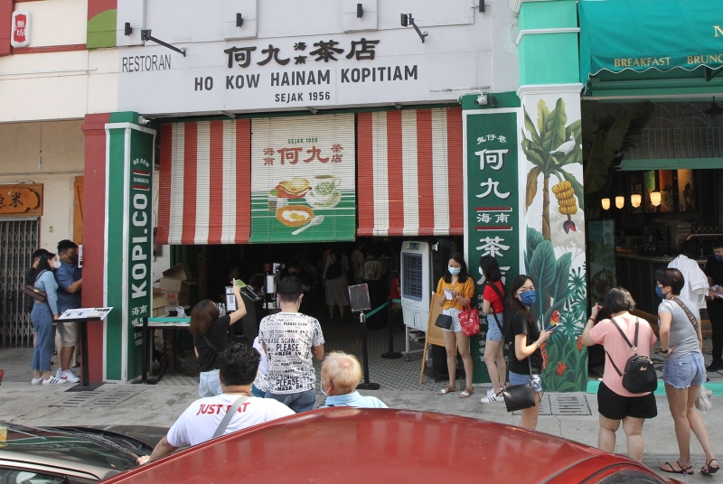 何九海南茶店生意火爆,店外出现排队人潮。 何九海南茶店生意火爆,店外出现排队人潮。