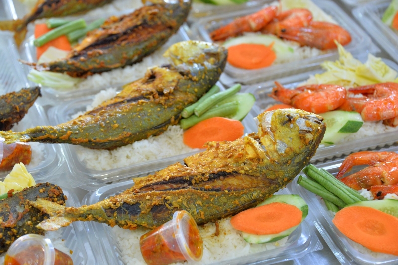 这是4月14日汶莱斋月前在斯里巴加湾市市集上拍摄的当地食品。