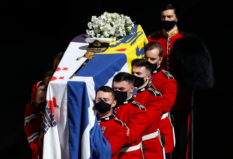 抬棺人员将菲腊亲王的灵柩移入圣乔治教堂。