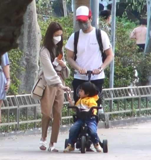 郑嘉颖与陈凯琳带大儿子Rafael到维园游玩。