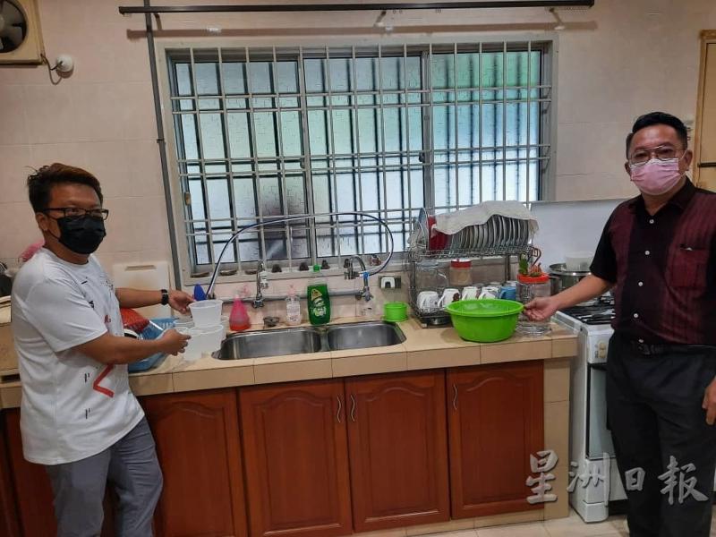 李春源（左）及叶汉良到居民家里视察，发现居民家中只要能渗水的器皿都装满了水。
