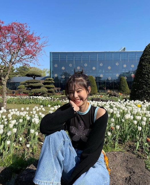 Jennie在IG晒出多张和友人一起外出到京畿道某树木园赏花的出游照片。