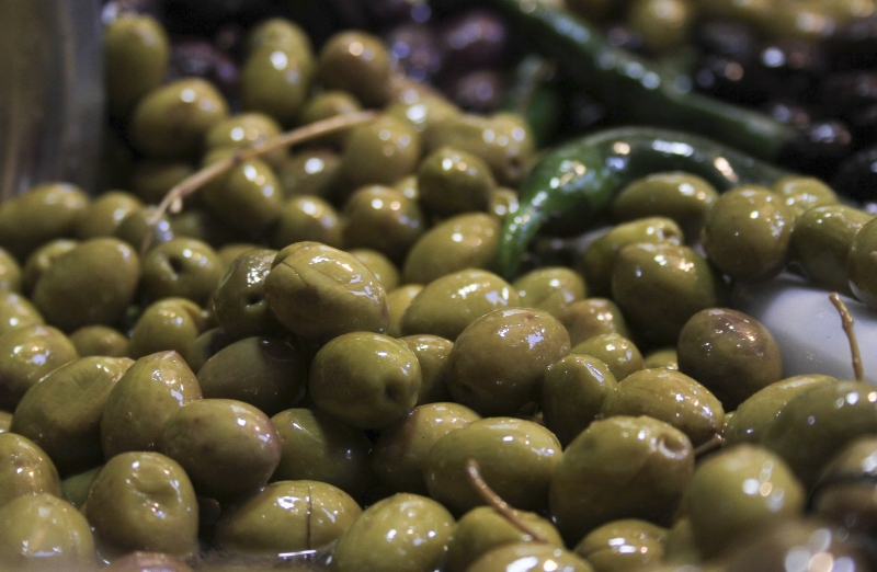 黎巴嫩的黎波里一家市场摊贩售卖的橄榄。