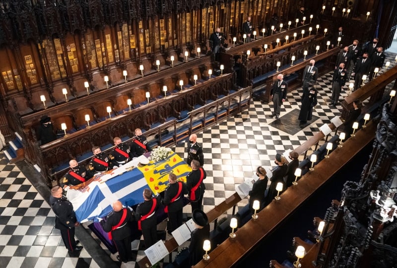 菲腊亲王的葬礼上周六在圣乔治教堂举行。女王伊丽莎白二世独自坐在一角，神色坚定沉静，但孤独的身影令人不胜唏嘘。（图
：美联社）
