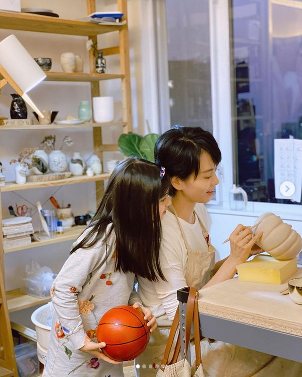 演艺工作停摆的梁咏琪，今年2月曾晒做手工陶艺美照，女儿在旁崇拜欣赏。