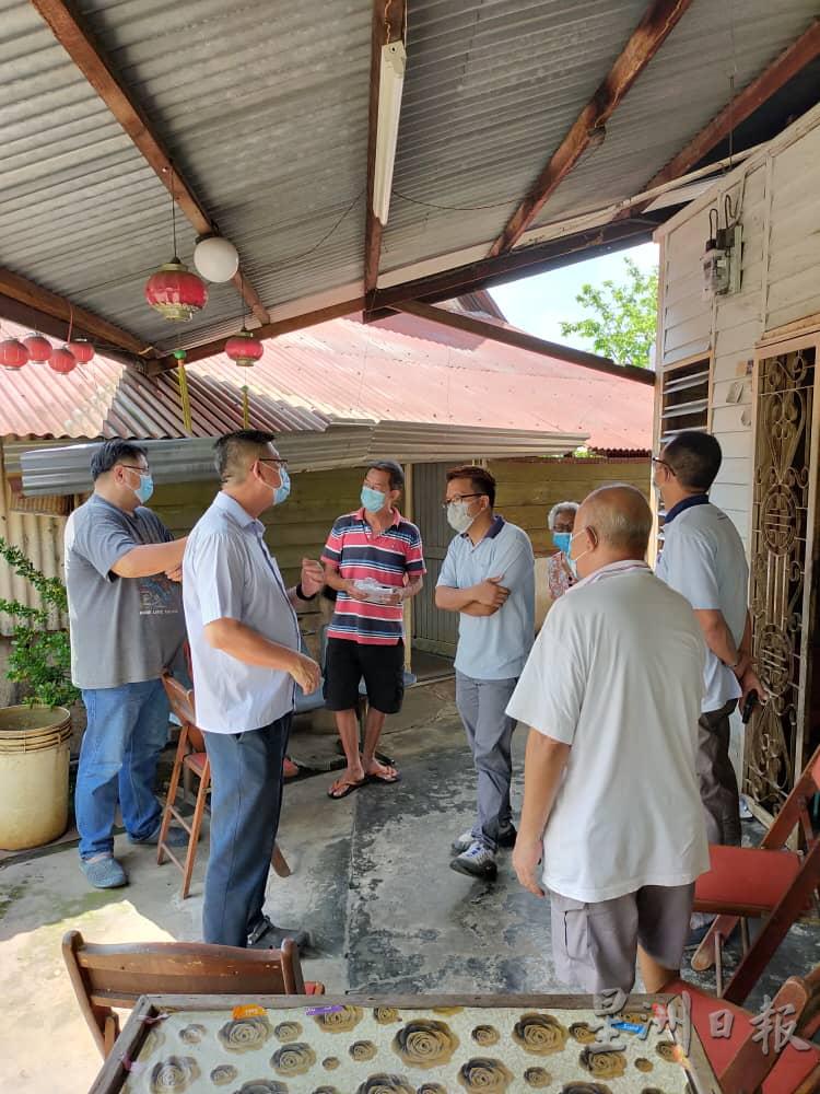 杨焕源（左二）率领马华甲州志工团探访蓝金和，并通过马华志工团gocare为蓝氏筹募手术费。