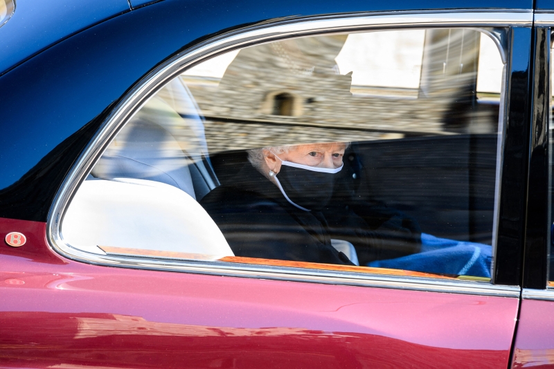 
英国女王乘坐宾利专车跟在队伍后面。