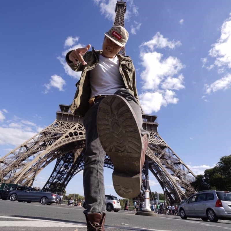 在法国生活多年的游智鈜，在法国巴黎铁塔前合影。


