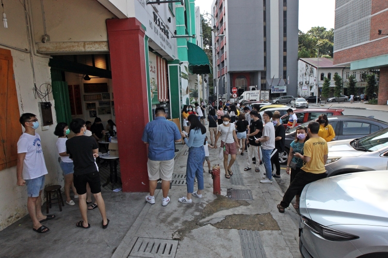 何九海南茶店生意火爆,店外出现排队人潮。 何九海南茶店生意火爆,店外出现排队人潮。