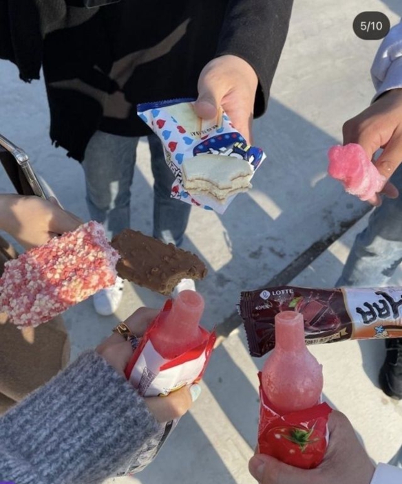 由于韩国严禁5人以上聚会，但照片有7个人一起拿着冰淇淋，引发争议，Jennie目前已将该张照片删除。

