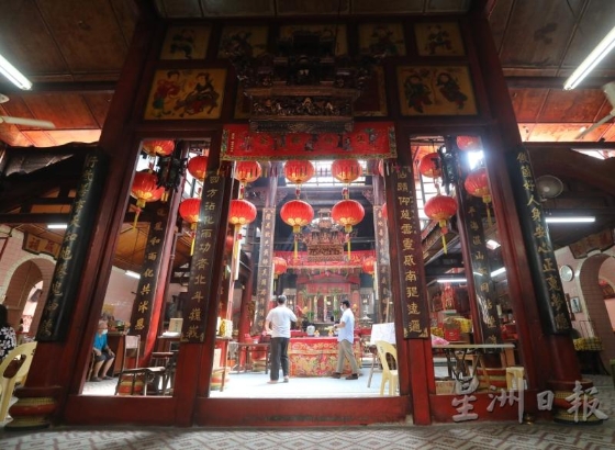 吉隆坡仙四师爷庙之所以香火鼎盛，除了因为庙宇历史悠久，还有不少信徒说师爷公灵验。